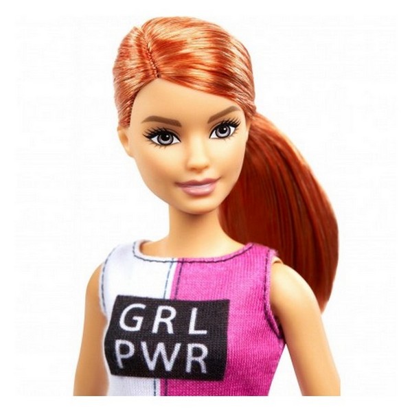 دمية باربي- الرياضية ذات شعر أحمر - مع جرو