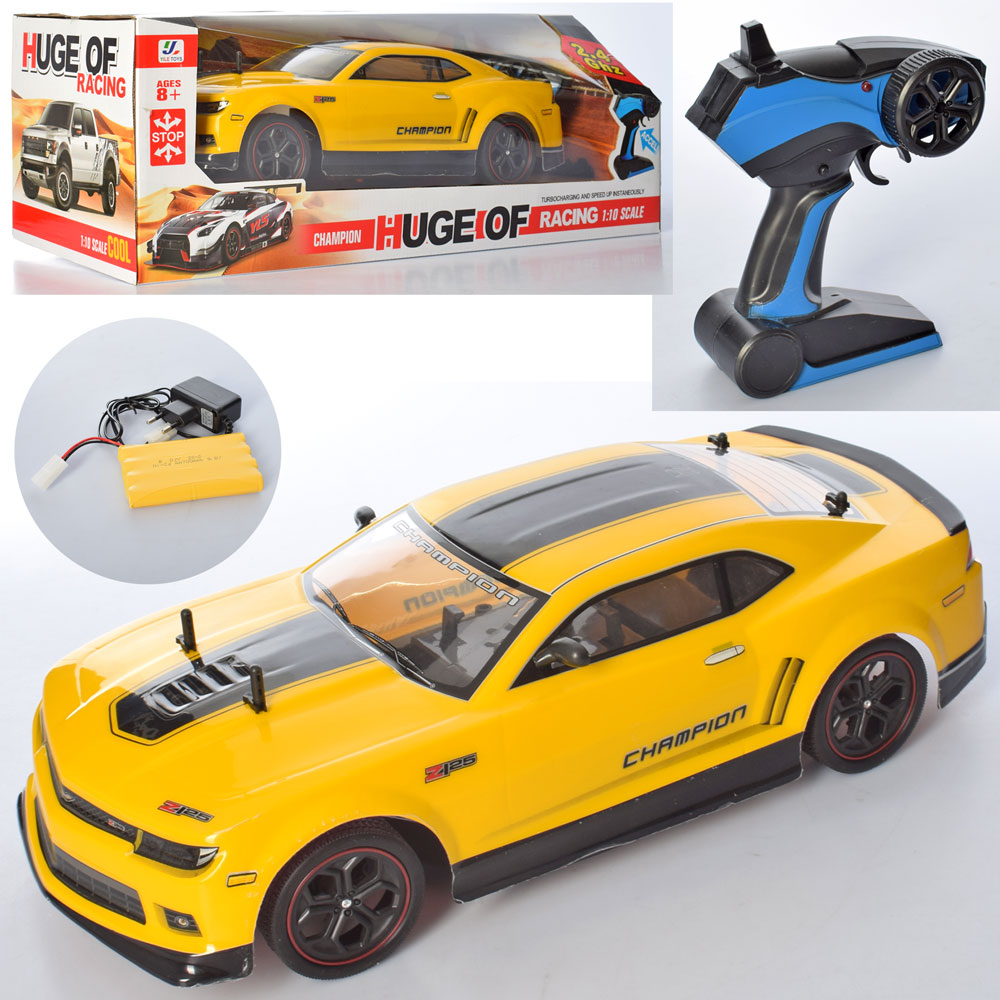 سيارة سباق ضخمة مع جهاز تحكم عن بعد