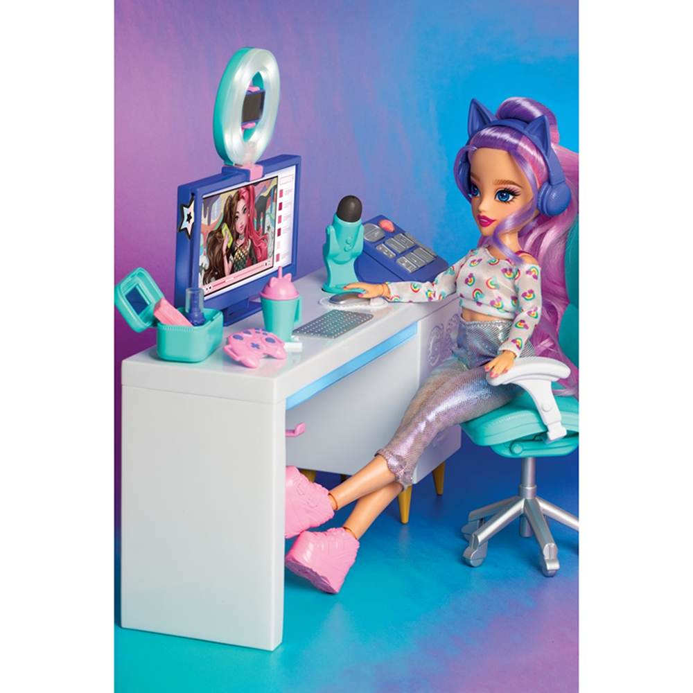 مجموعة لعب استوديو البث مع دمية سادي