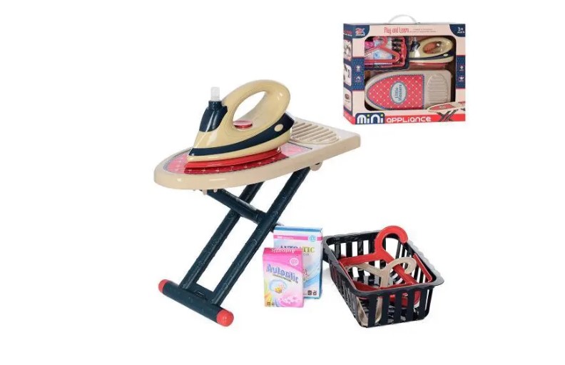 مكواة الأطفال وطاولة الكي